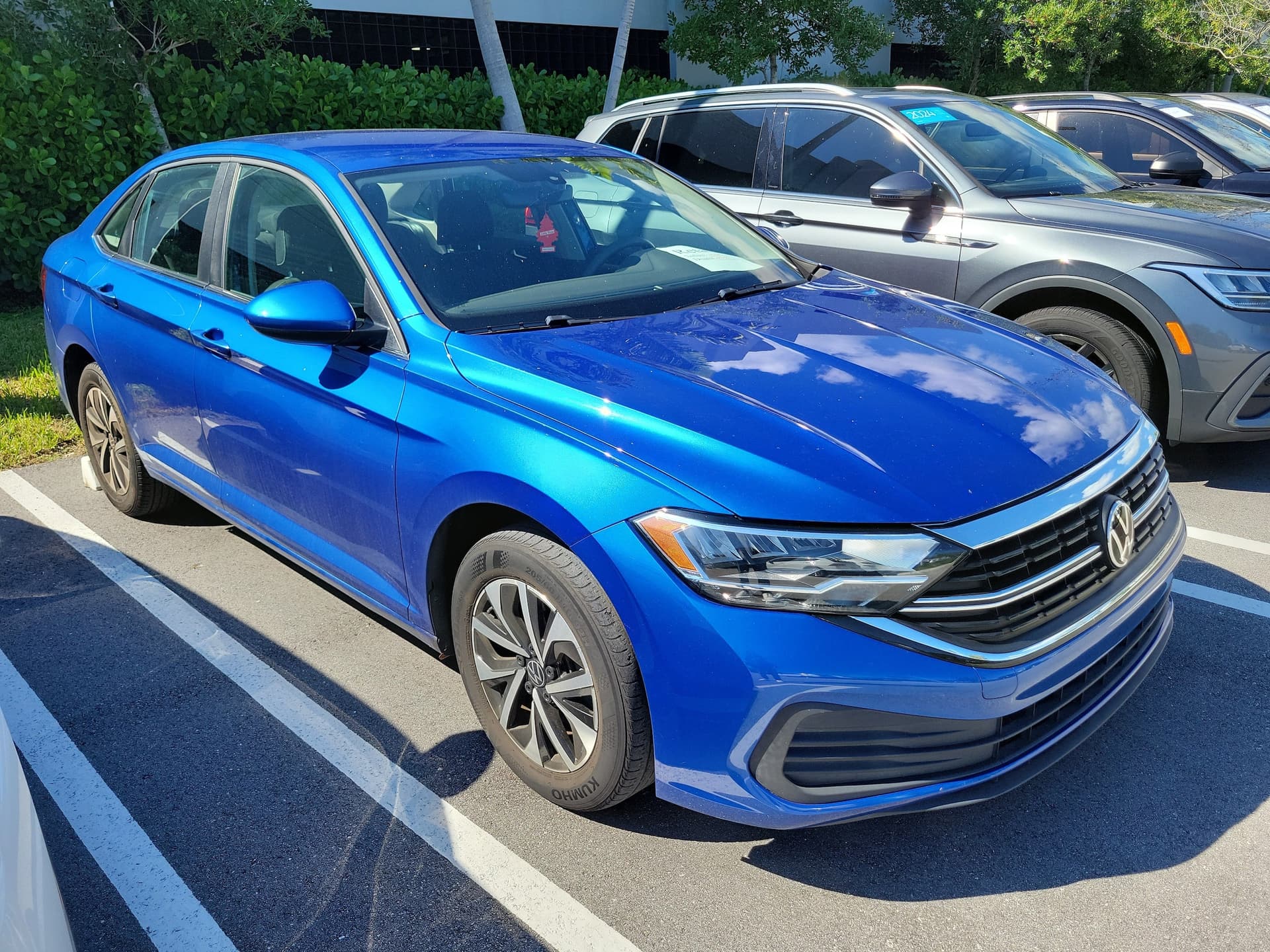 2023 Volkswagen Jetta Base — photo 1 of 4