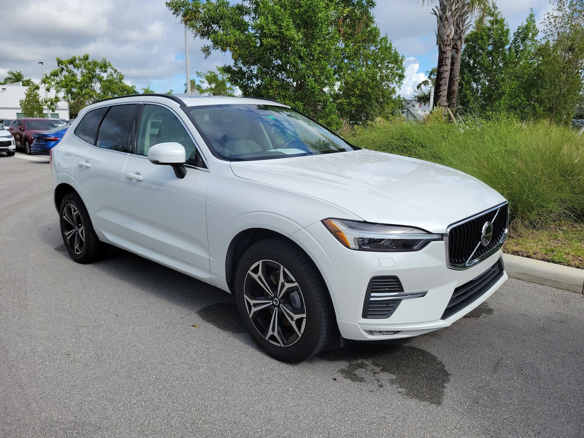 2022 Volvo XC60 Momentum — photo 1 of 4