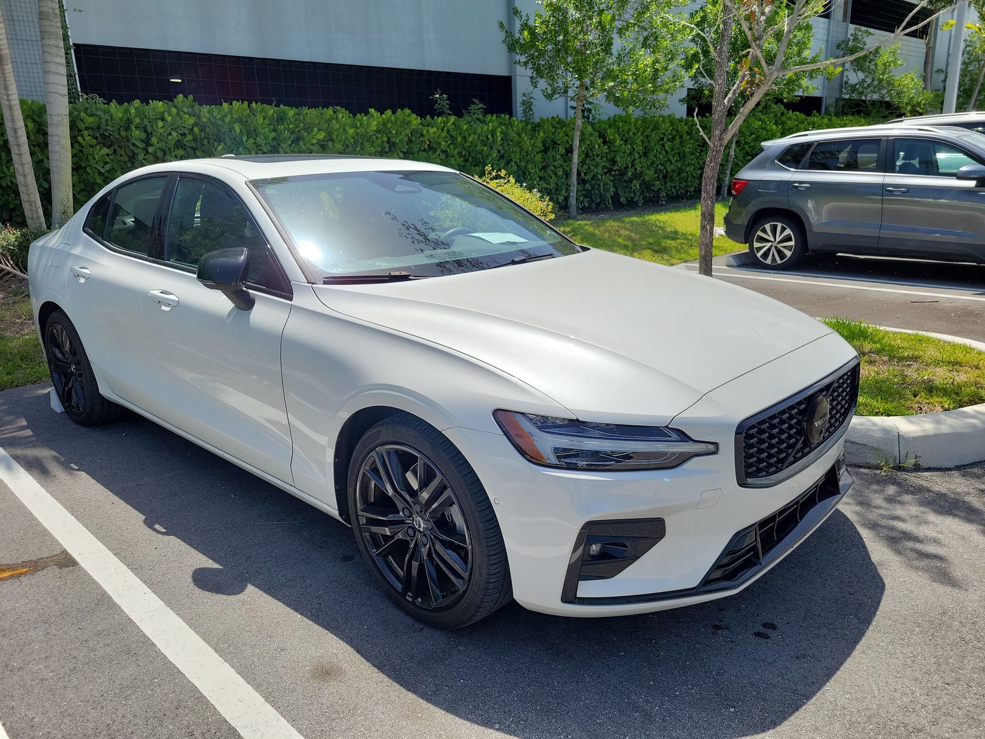 2024 Volvo S60 B5 Plus Black Edition — photo 1 of 4