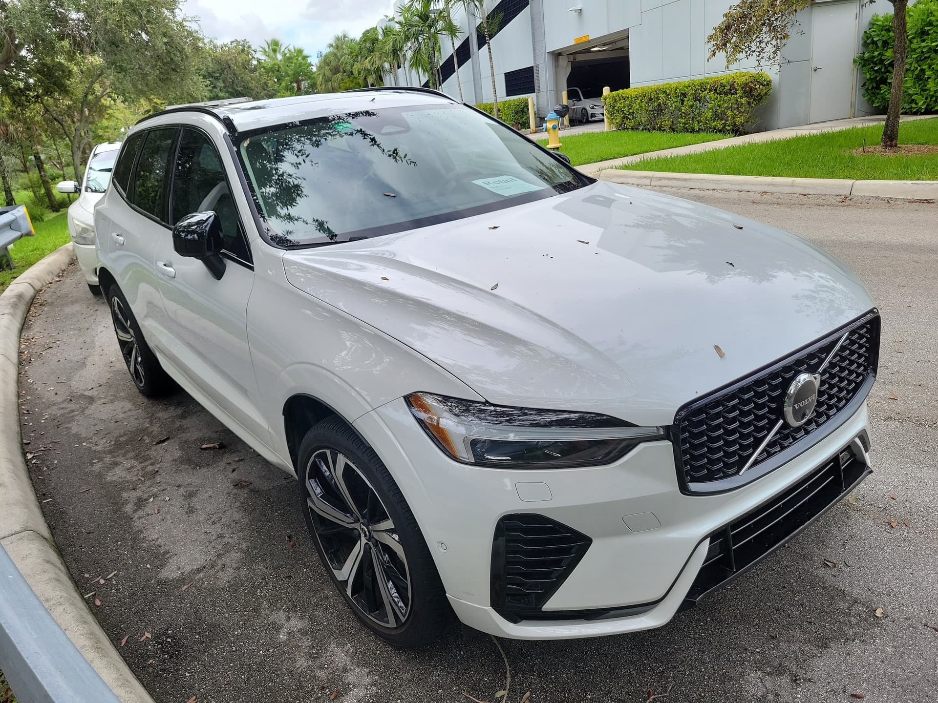 2025 Volvo XC60 Plug-In Hybrid Ultra — photo 1 of 4