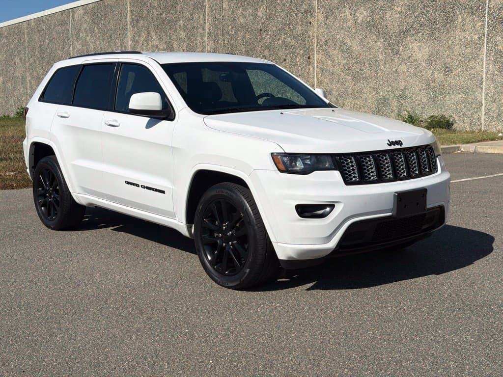 2017 Jeep Grand Cherokee Laredo — photo 1 of 15