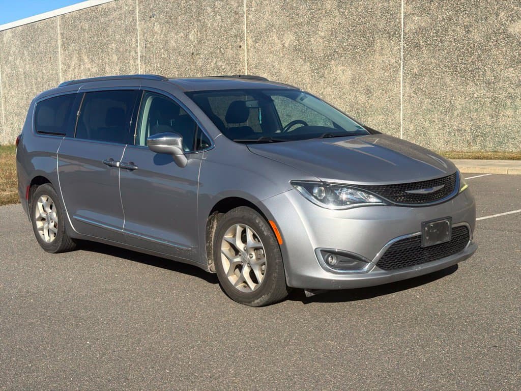 2020 Chrysler Pacifica Limited — photo 1 of 15