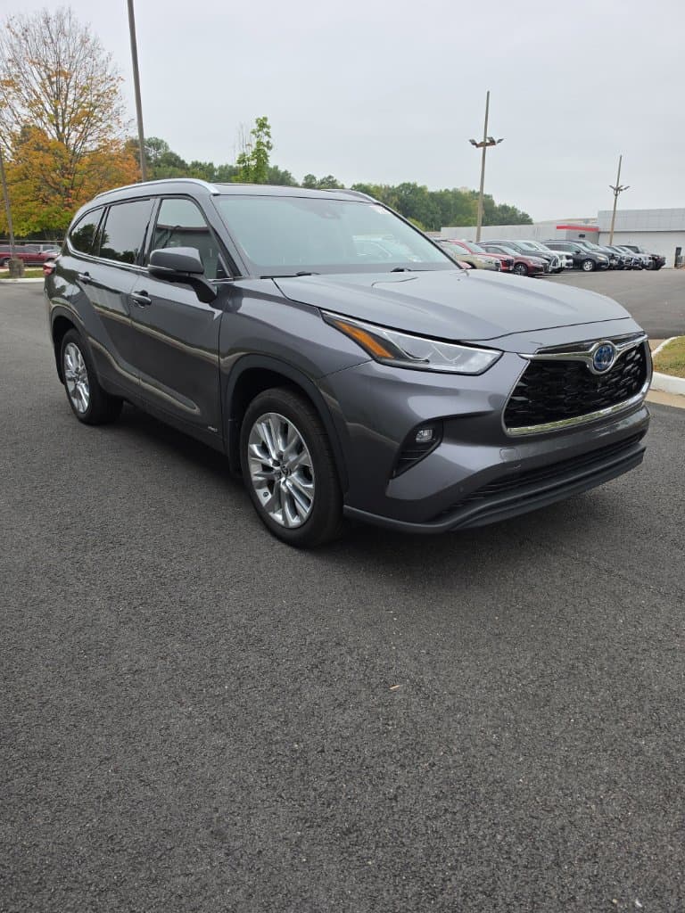 2023 Toyota Highlander Hybrid Limited — photo 1 of 12