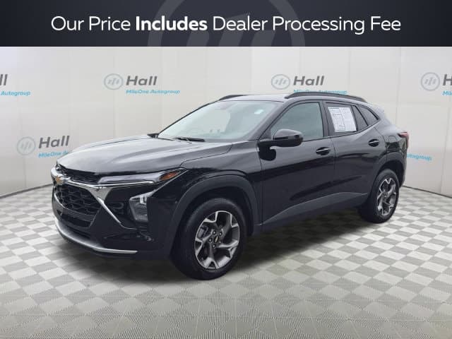 2025 Chevrolet Trax LT — photo 1 of 16