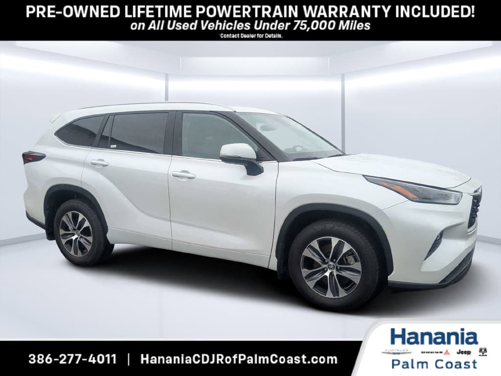2024 Toyota Highlander LE — photo 1 of 35