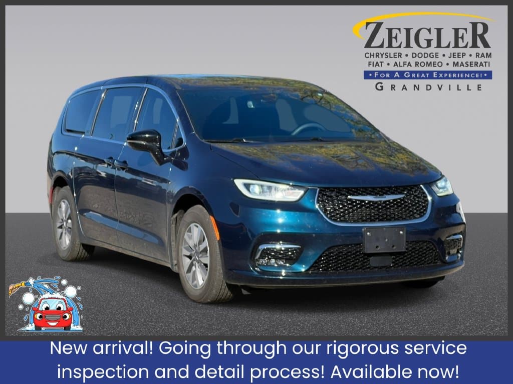 2025 Chrysler Pacifica Hybrid Select — photo 1 of 17
