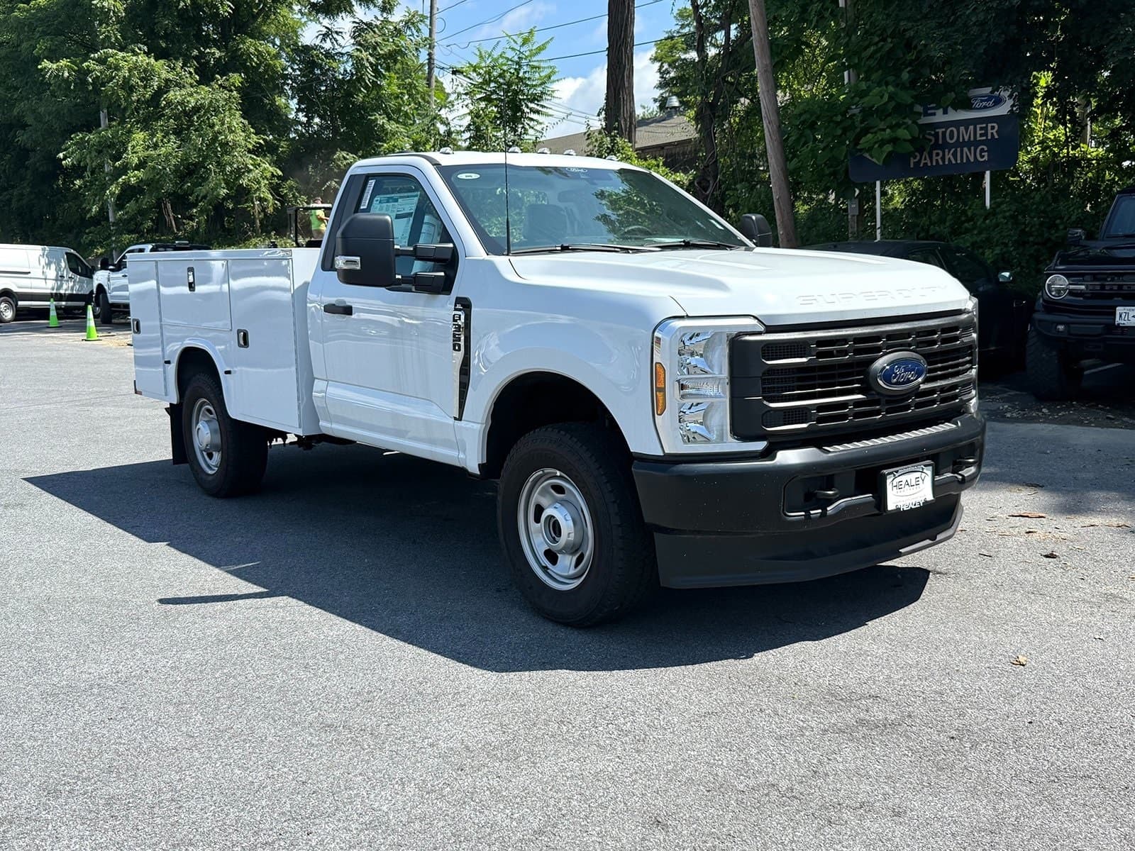 Foto de 2024 Ford F-350 Chassis F-350 XL