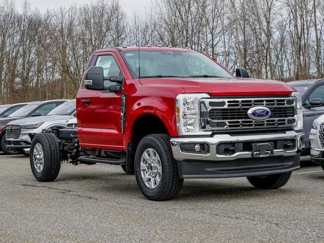 Foto de 2024 Ford F-350 Chassis F-350 XLT