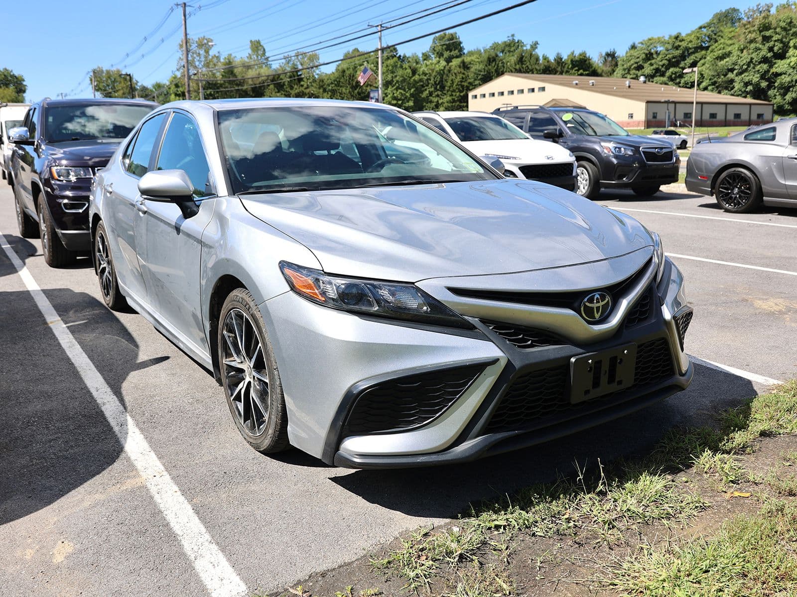 2022 Toyota Camry SE — photo 1 of 9