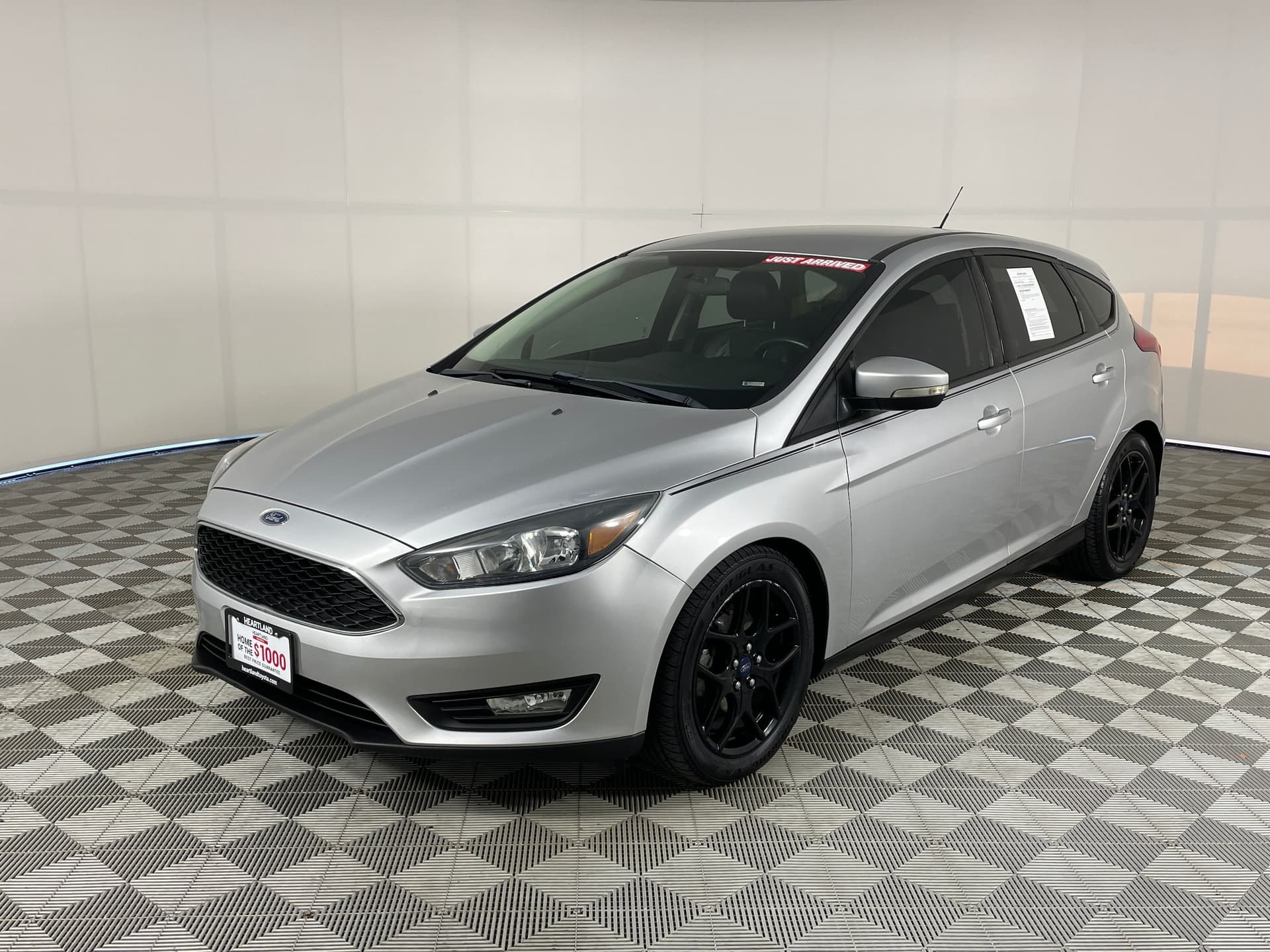 2016 Ford Focus SE — photo 1 of 27