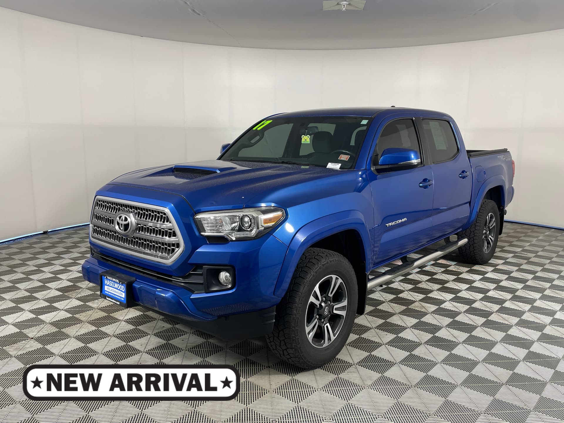 2017 Toyota Tacoma Base — photo 1 of 17