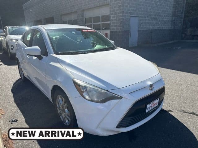 2017 Toyota Yaris iA Base — photo 1 of 8