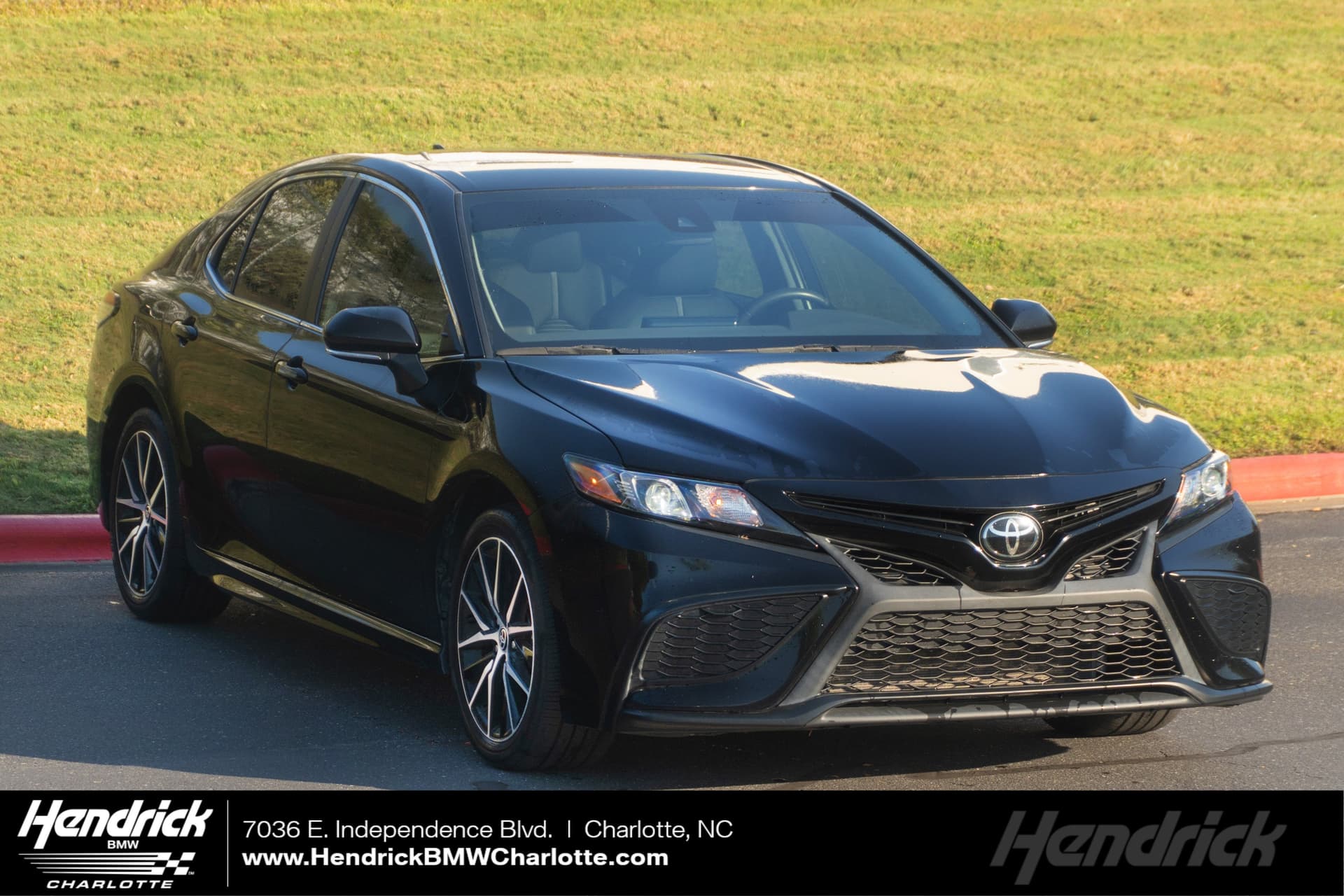 2024 Toyota Camry SE — photo 1 of 34