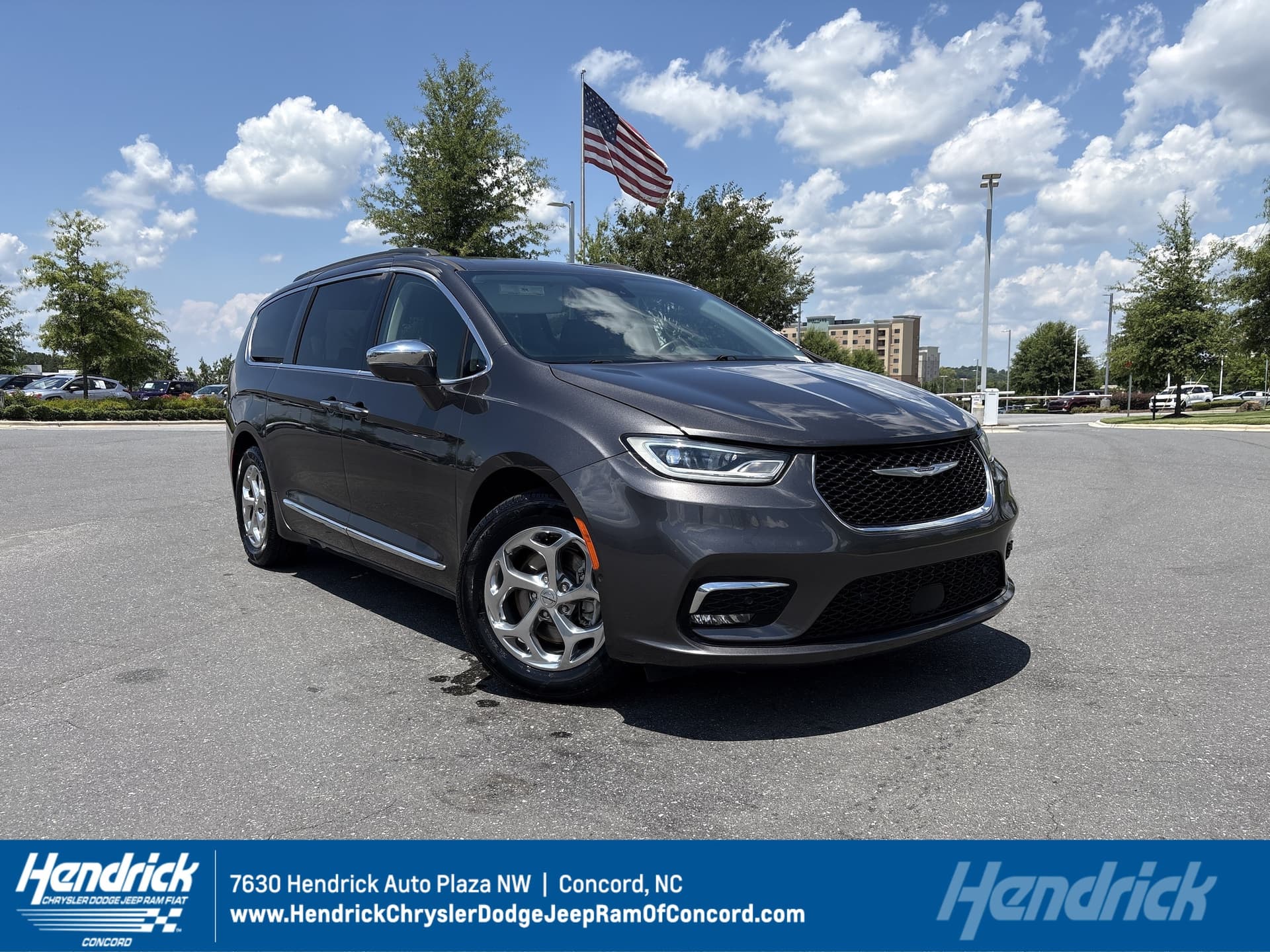 2022 Chrysler Pacifica Limited — photo 1 of 38