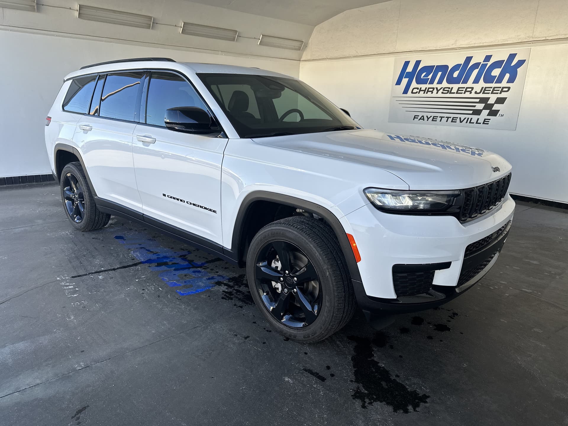 2024 Jeep Grand Cherokee L Altitude X — photo 1 of 34