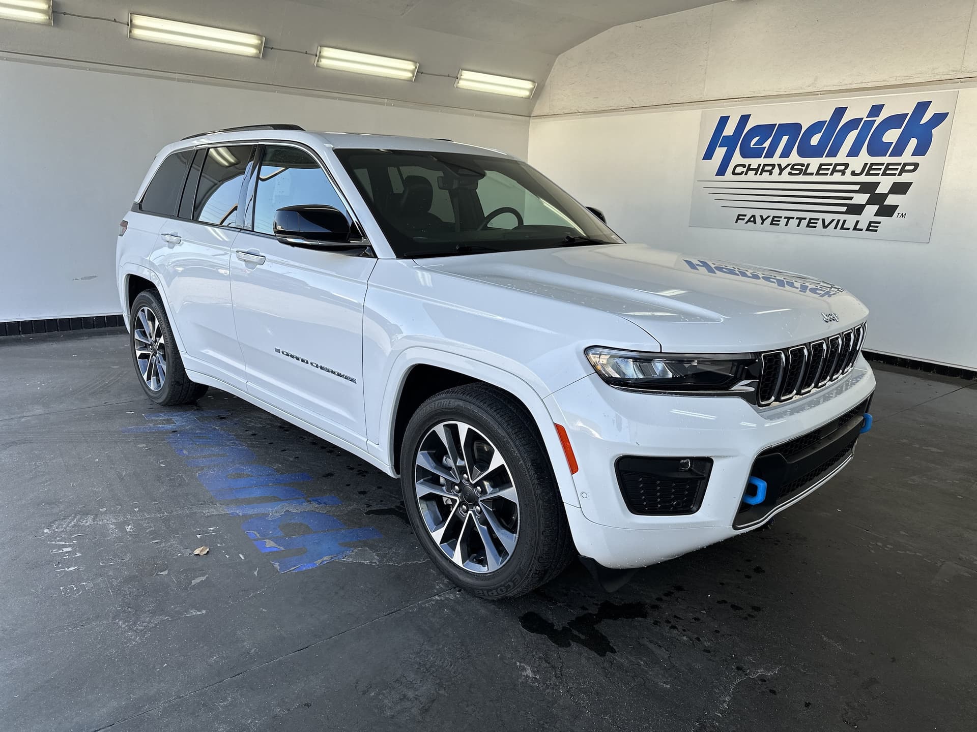 2023 Jeep Grand Cherokee 4xe Overland — photo 1 of 36