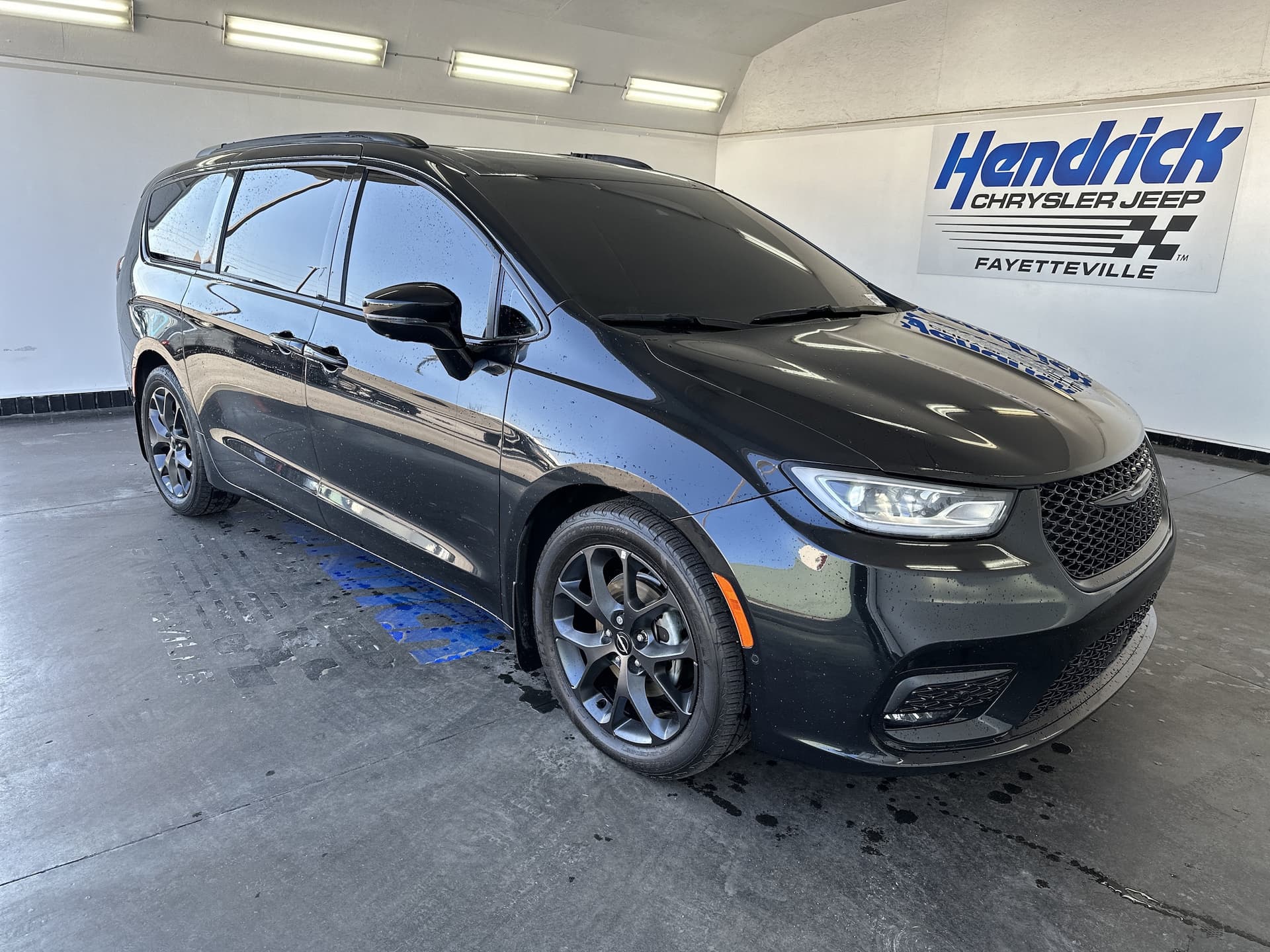 2023 Chrysler Pacifica Limited — photo 1 of 34