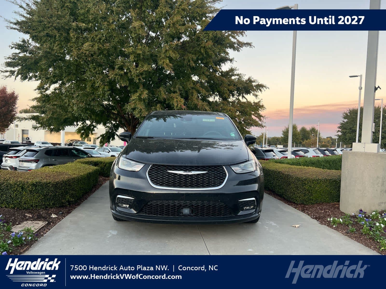 2025 Chrysler Pacifica Select — photo 1 of 12
