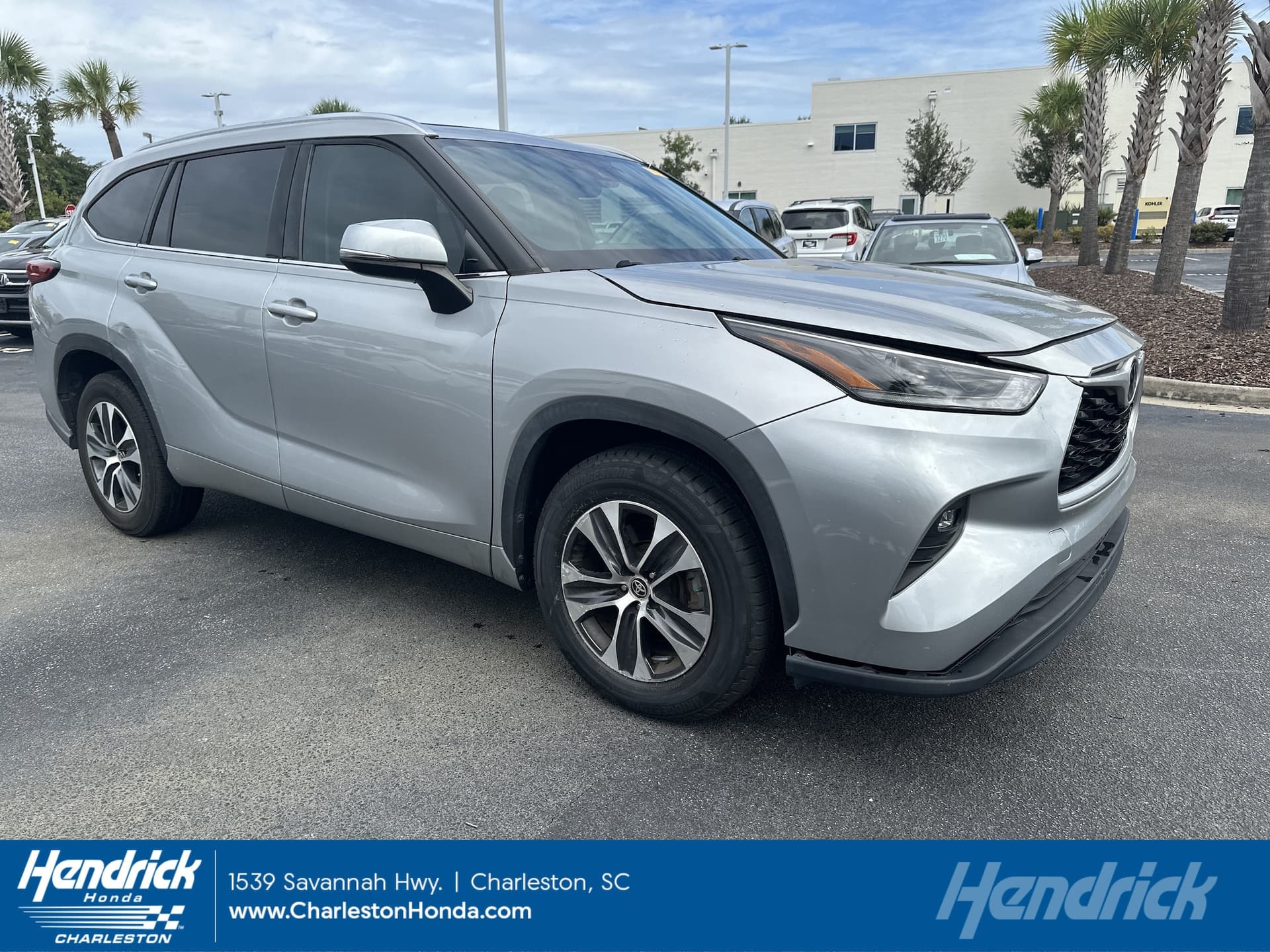 2021 Toyota Highlander XLE — photo 1 of 12