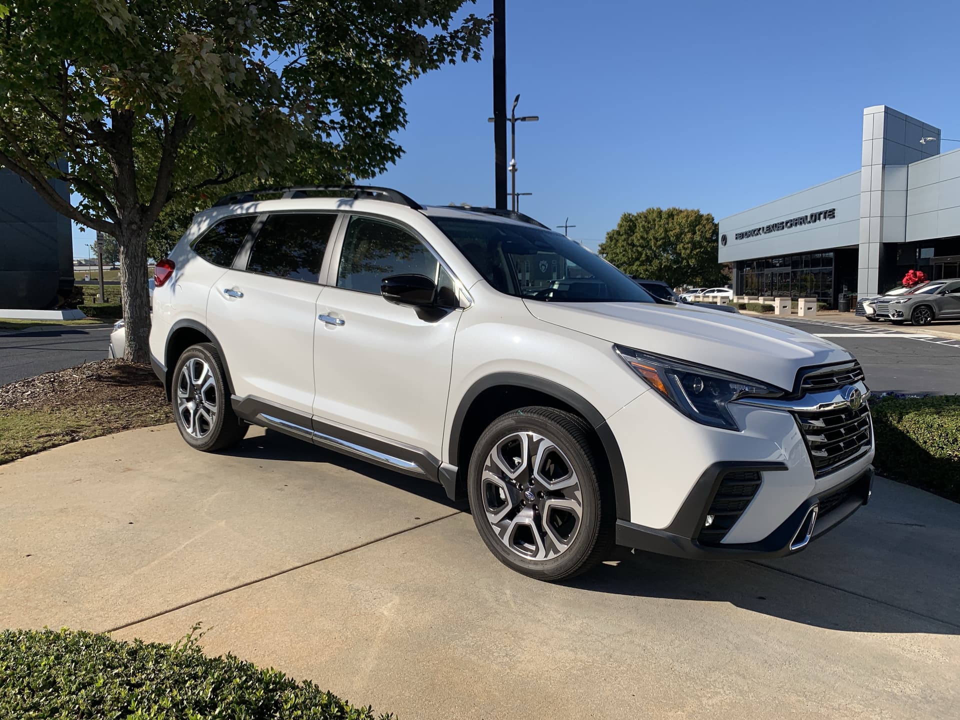 2025 Subaru Ascent Touring — photo 1 of 36