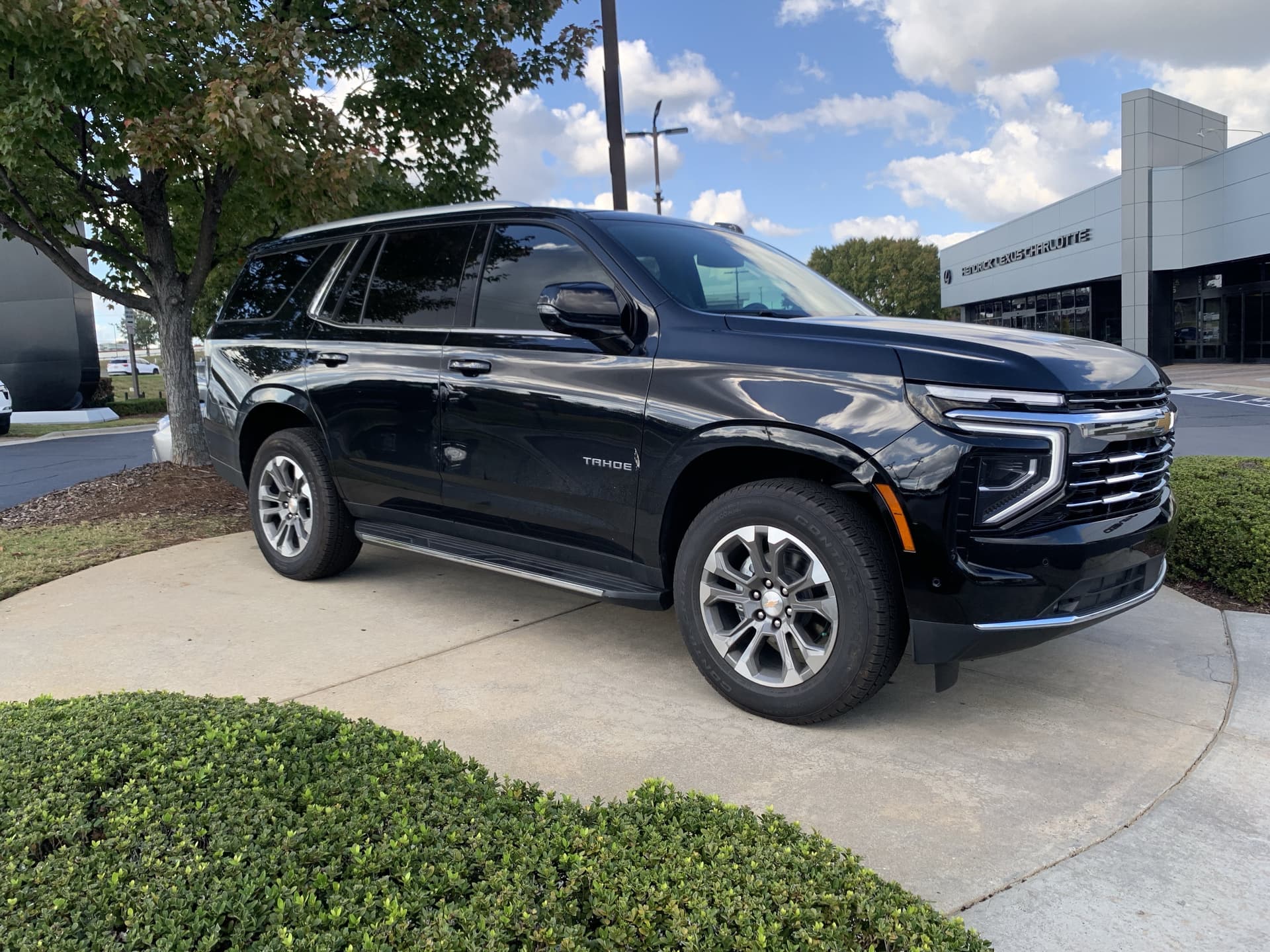 2025 Chevrolet Tahoe LT — photo 1 of 20