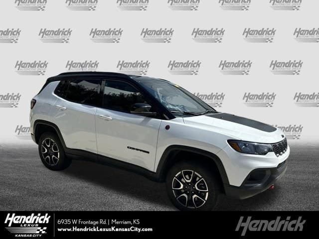 2025 Jeep Compass Trailhawk — photo 1 of 34