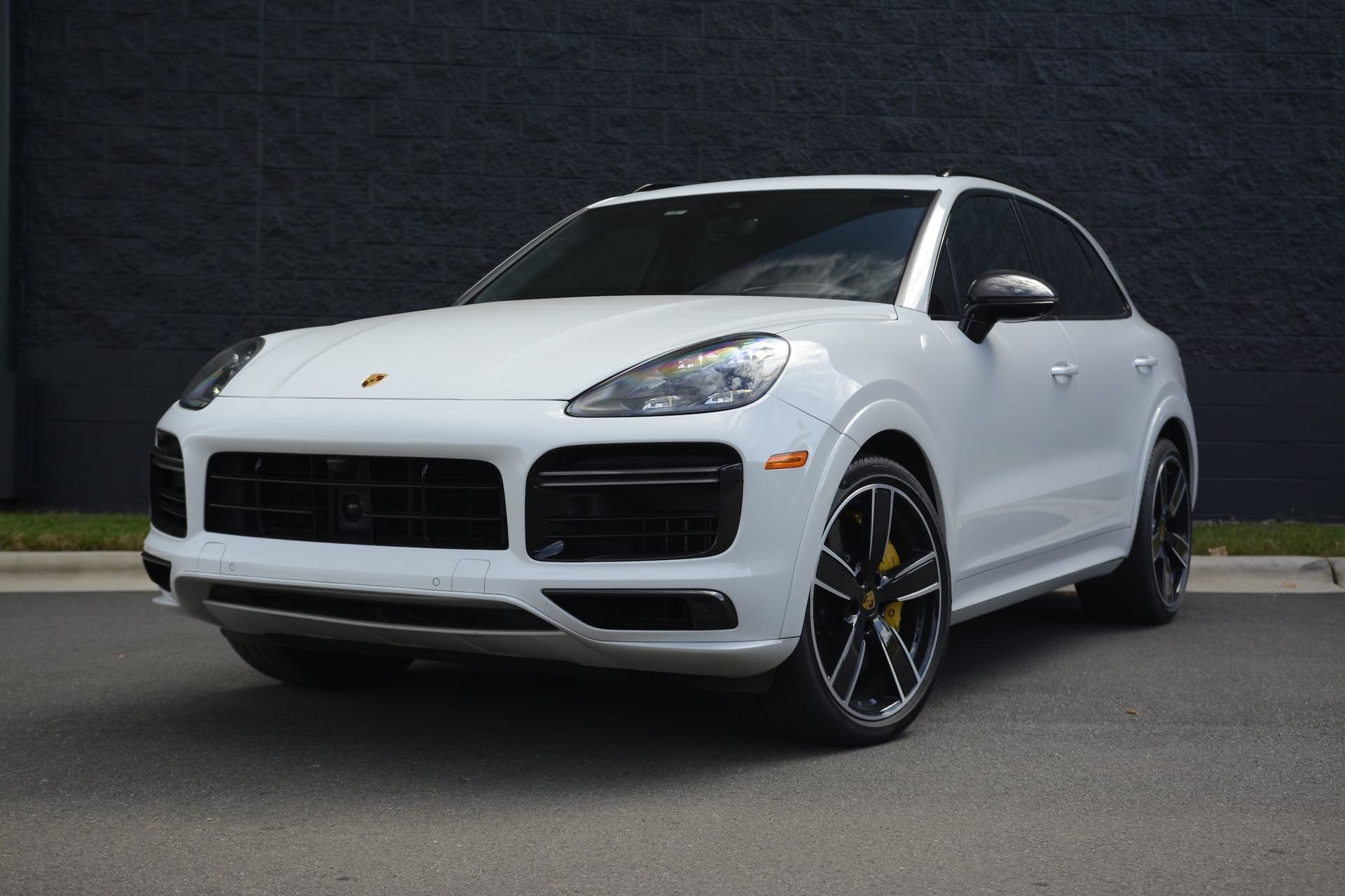 2021 Porsche Cayenne Turbo — photo 1 of 41