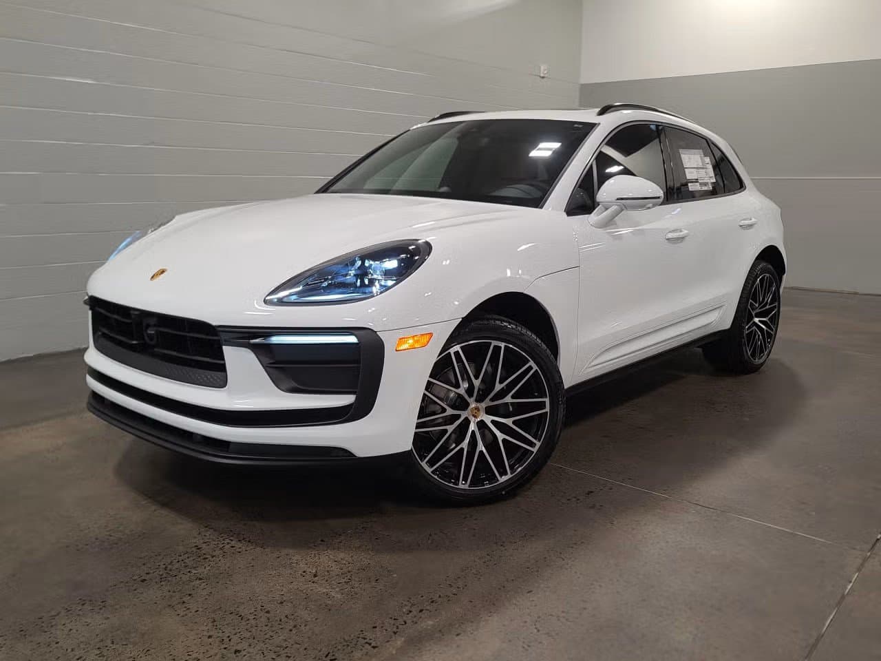 2026 Porsche Macan Base — photo 1 of 5