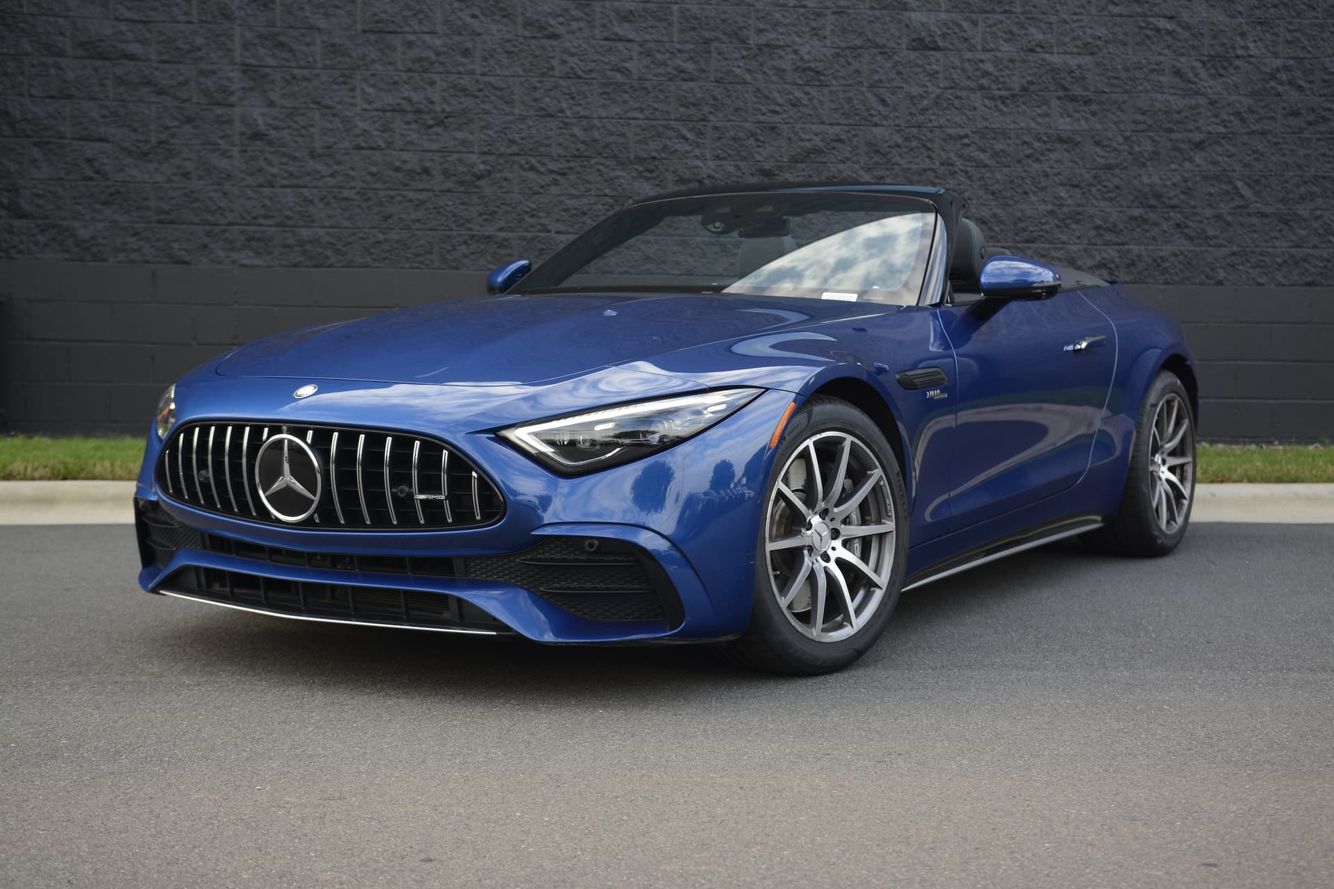 2023 Mercedes-Benz SL AMG SL 43 — photo 1 of 38