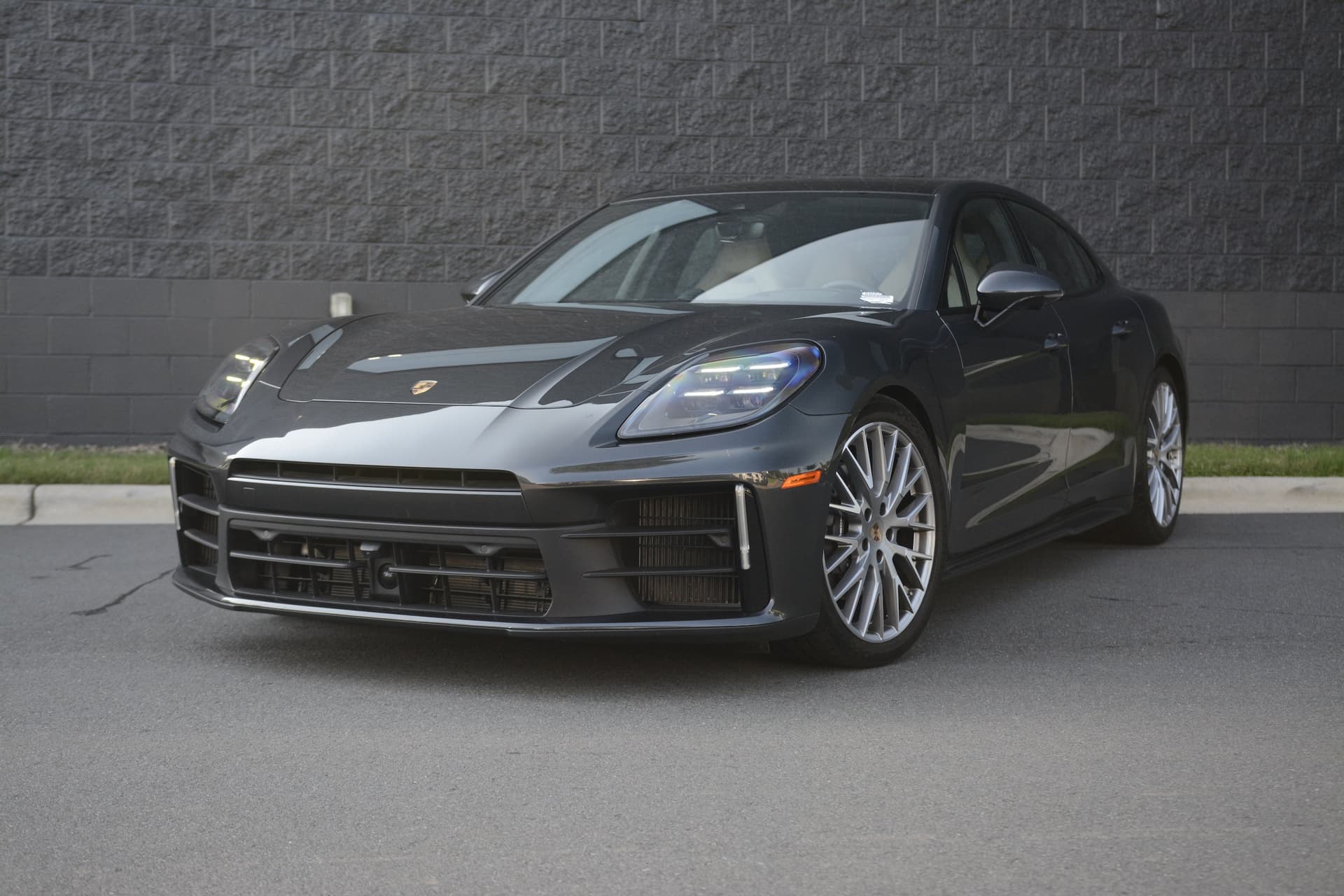 2025 Porsche Panamera 4 — photo 1 of 42