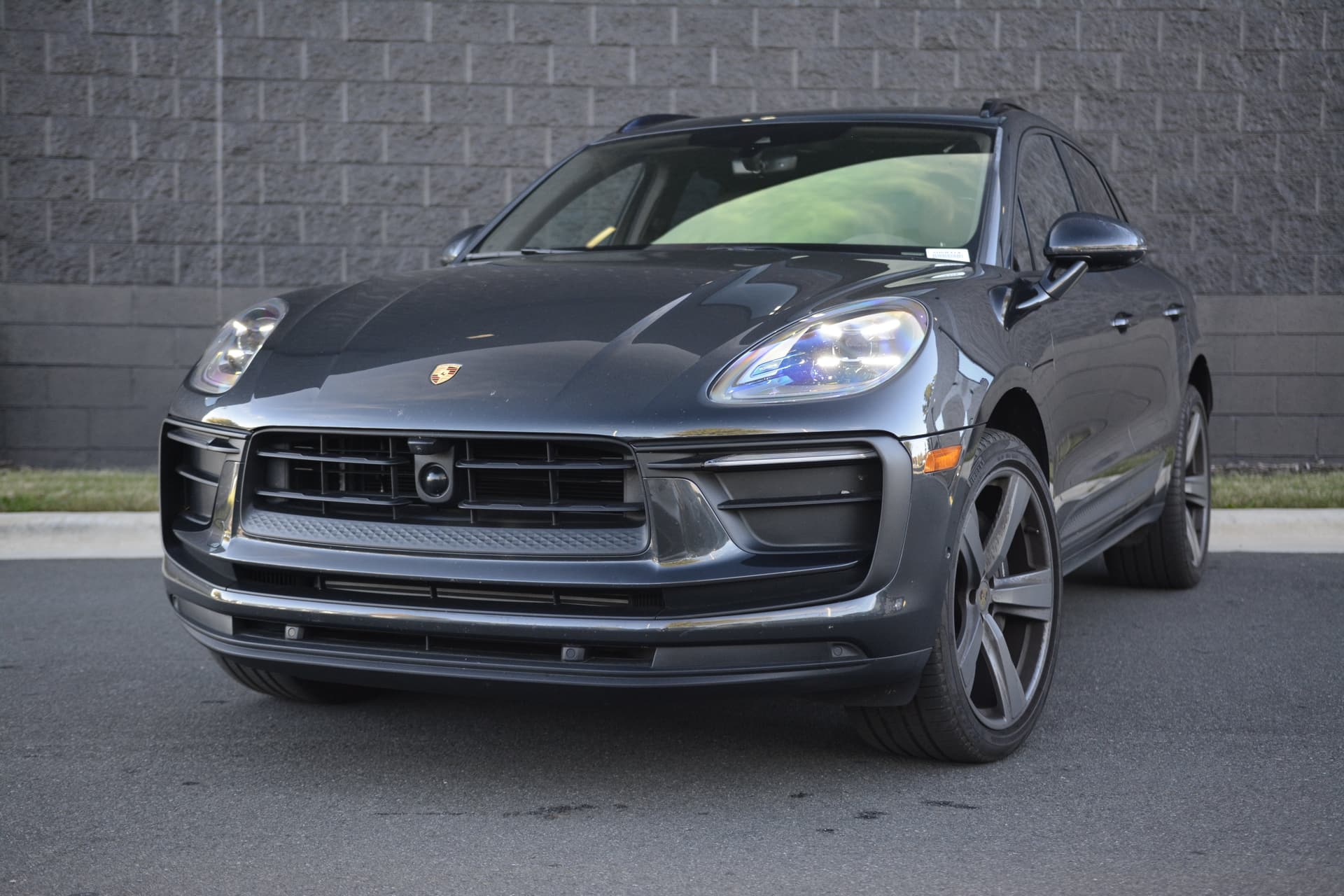 2025 Porsche Macan Base — photo 1 of 5