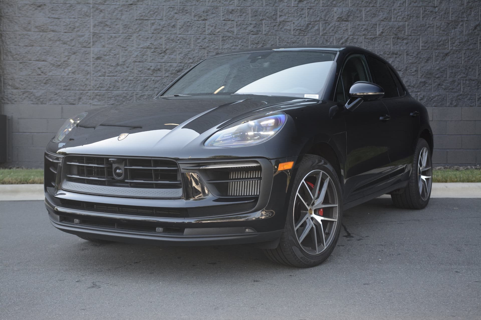 2025 Porsche Macan S — photo 1 of 41