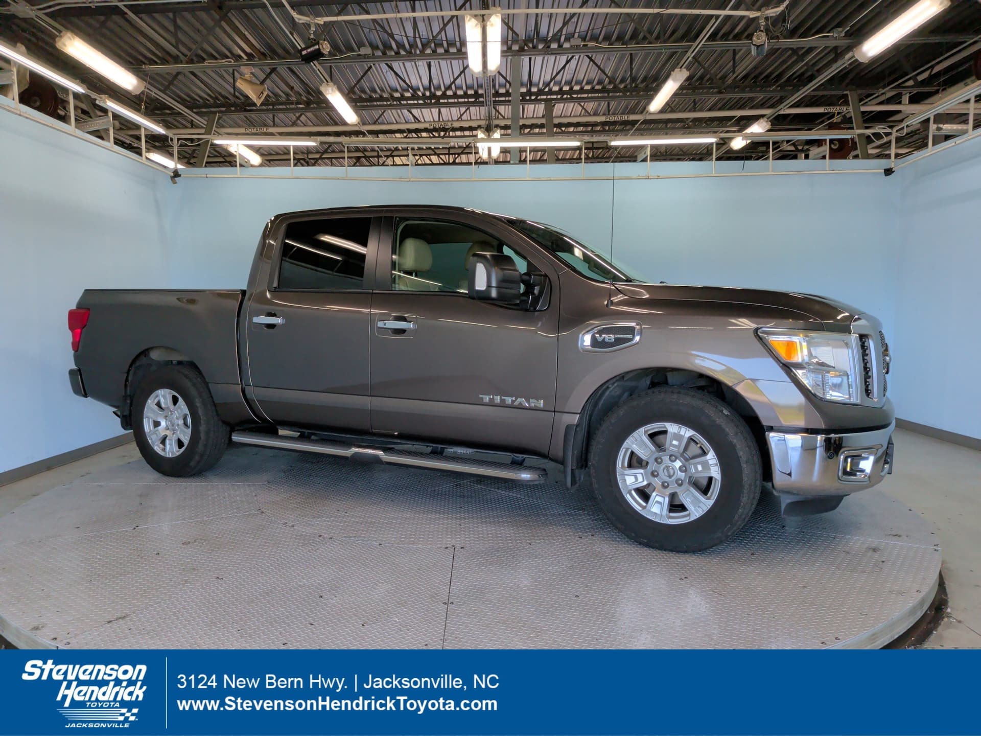 2017 Nissan Titan SV — photo 1 of 38