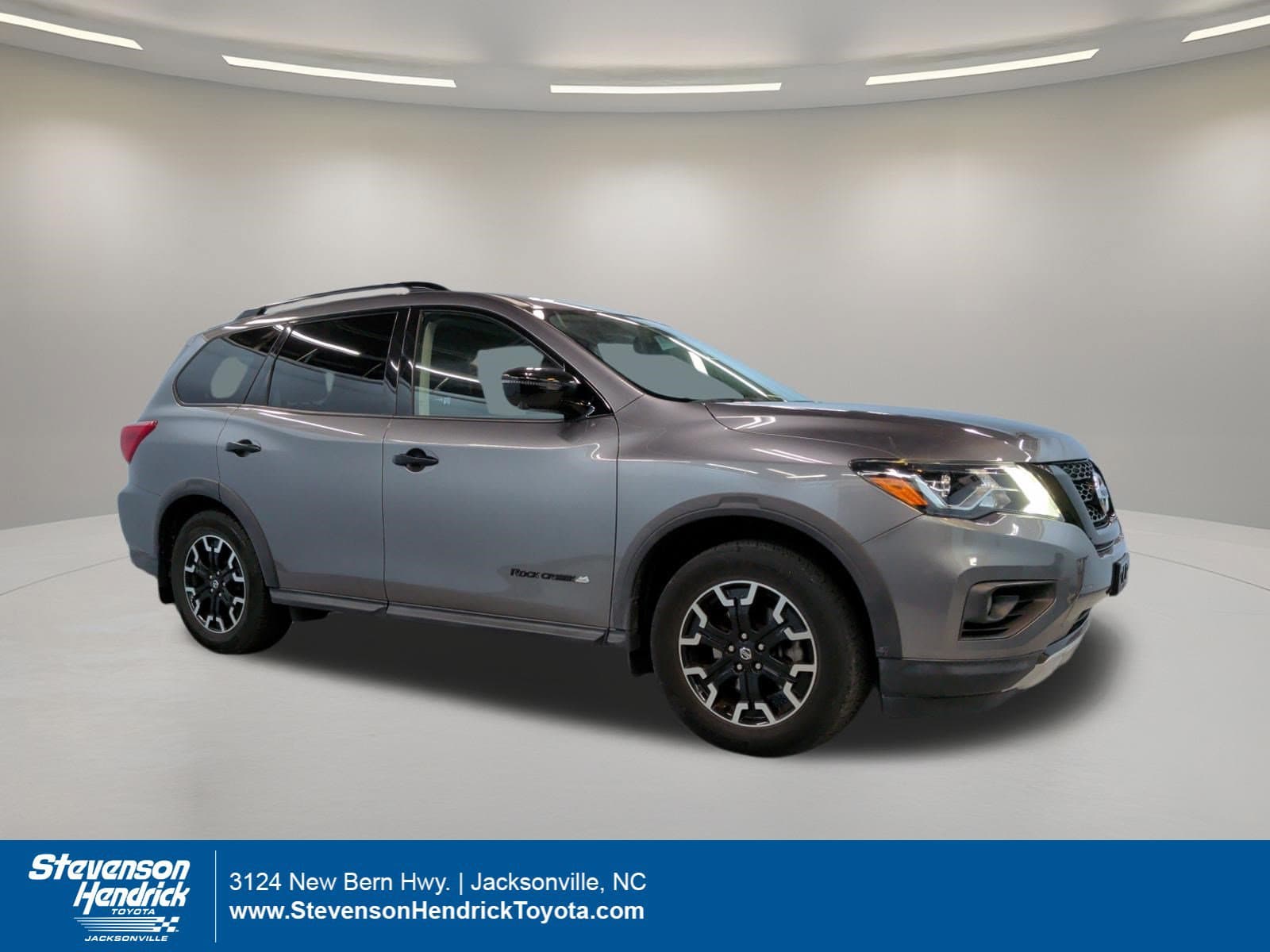 2019 Nissan Pathfinder SL — photo 1 of 40
