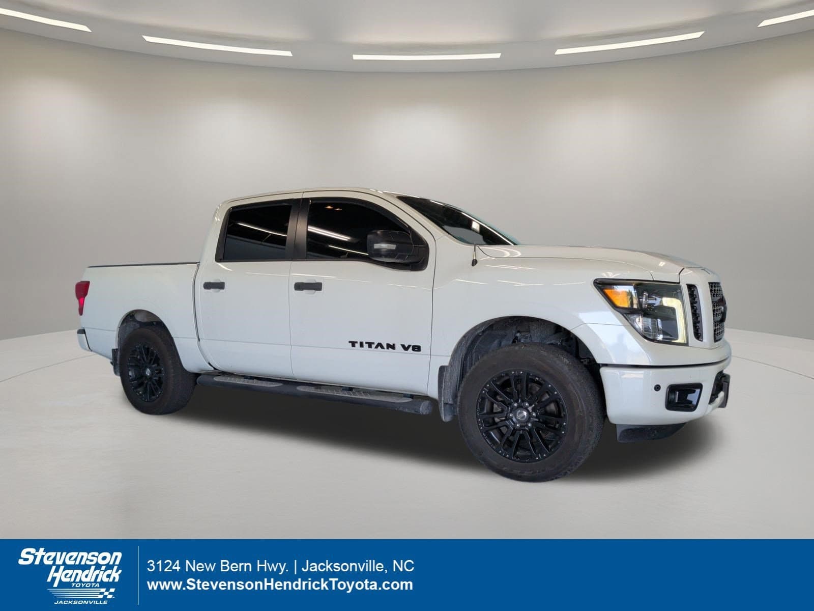 2019 Nissan Titan SV — photo 1 of 3