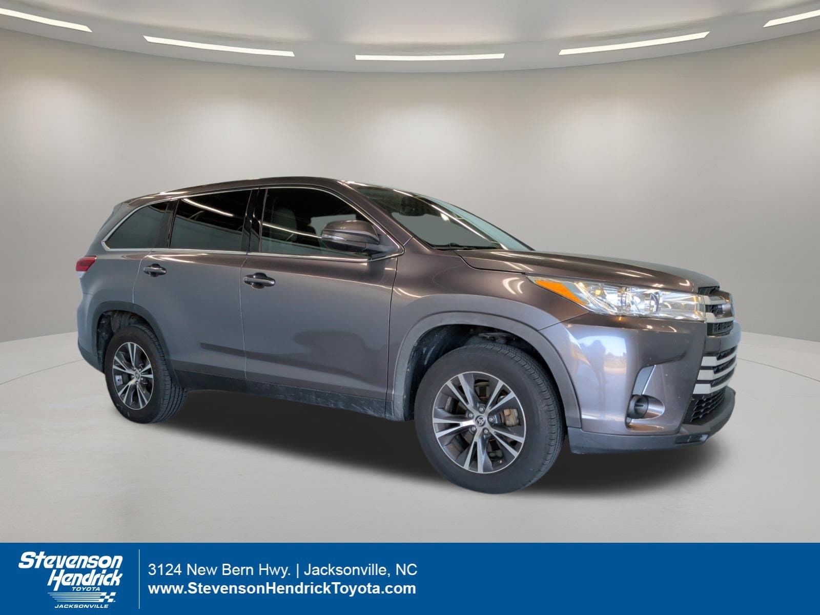 2019 Toyota Highlander Base — photo 1 of 33