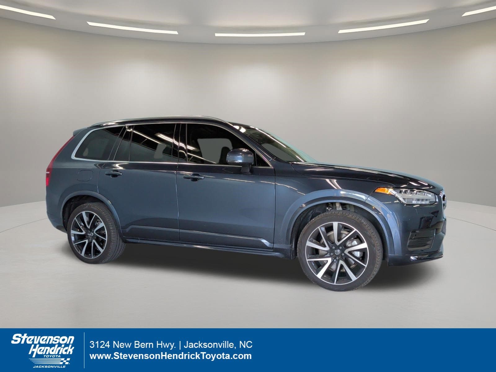 2022 Volvo XC90 Momentum — photo 1 of 36