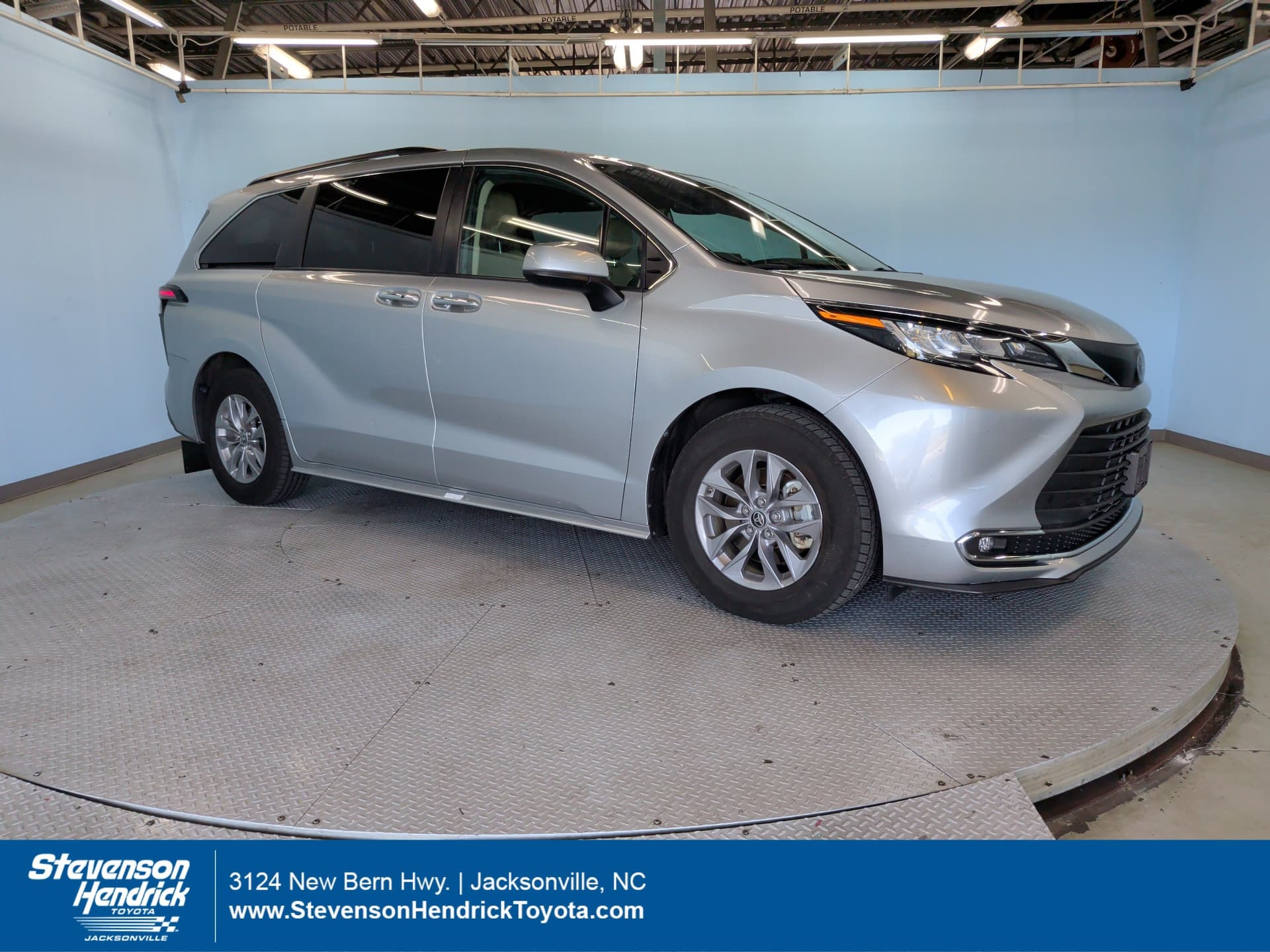 2022 Toyota Sienna XLE — photo 1 of 3