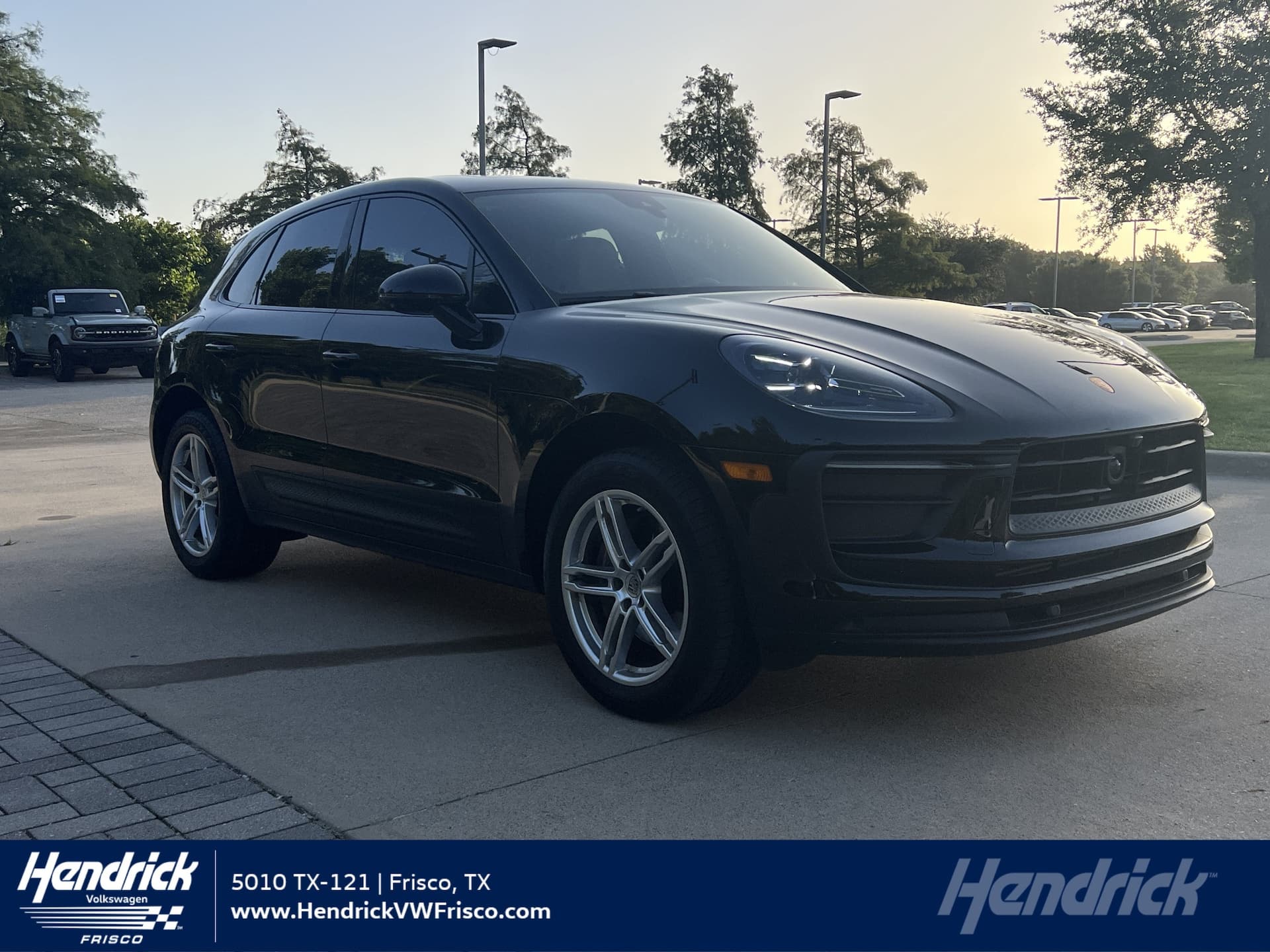 2024 Porsche Macan Base — photo 1 of 32