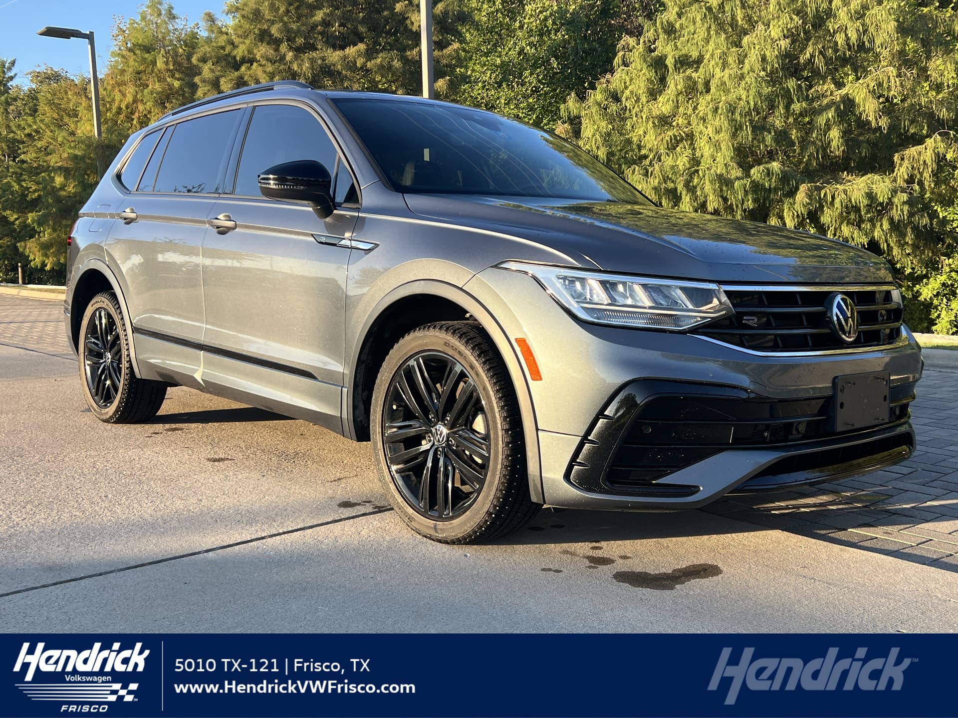 2022 Volkswagen Tiguan SE R-Line Black — photo 1 of 30