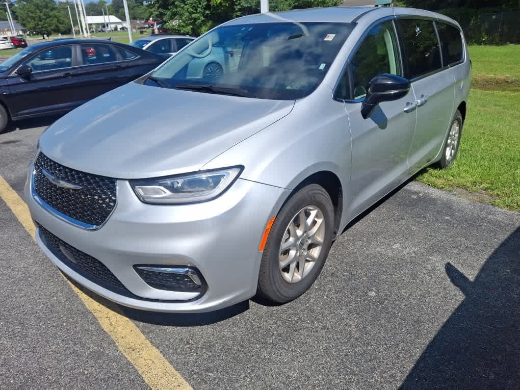 2024 Chrysler Pacifica Touring L — photo 1 of 4