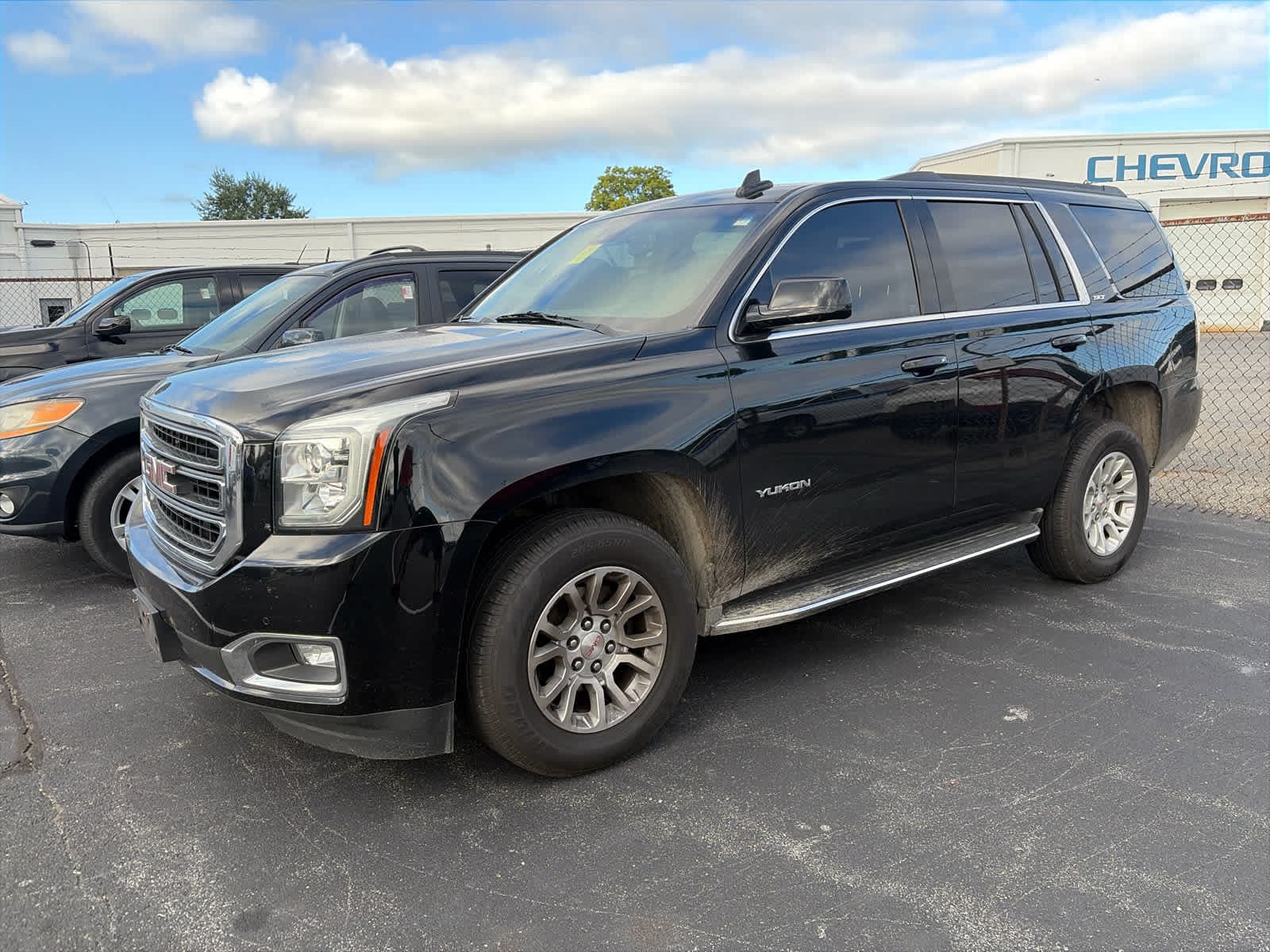 2019 GMC Yukon SLT — photo 1 of 3