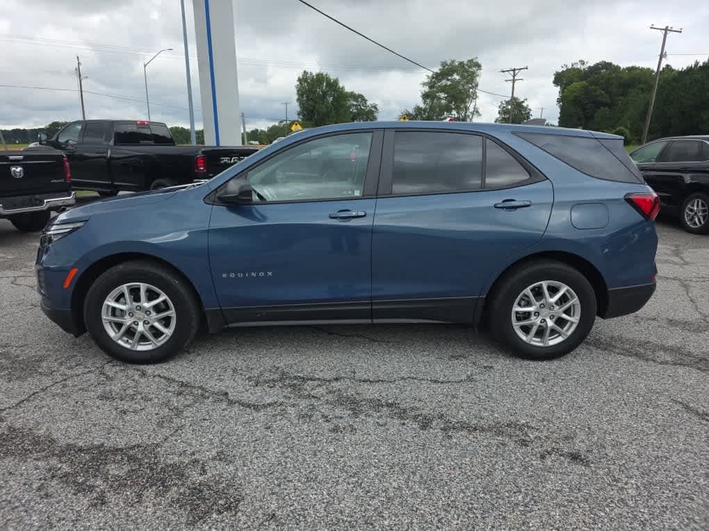 2024 Chevrolet Equinox Base — photo 1 of 6
