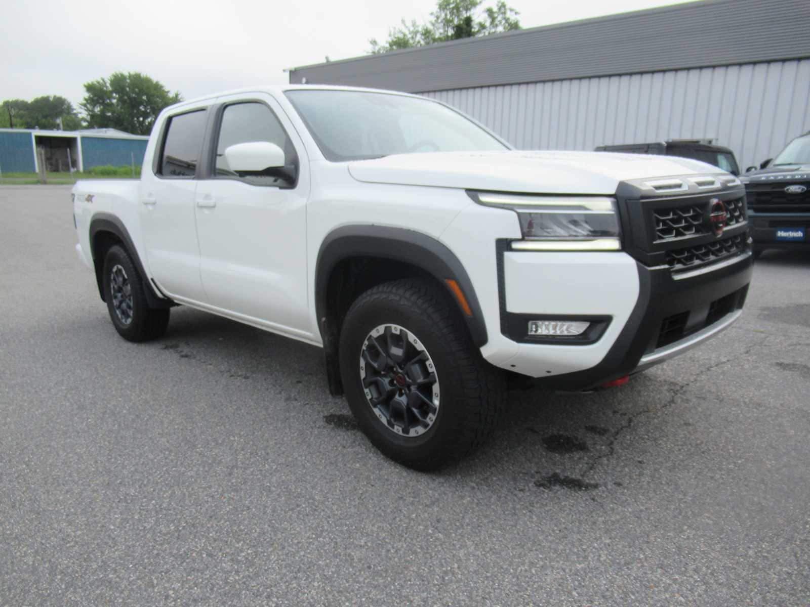 2025 Nissan Frontier PRO-4X — photo 1 of 34