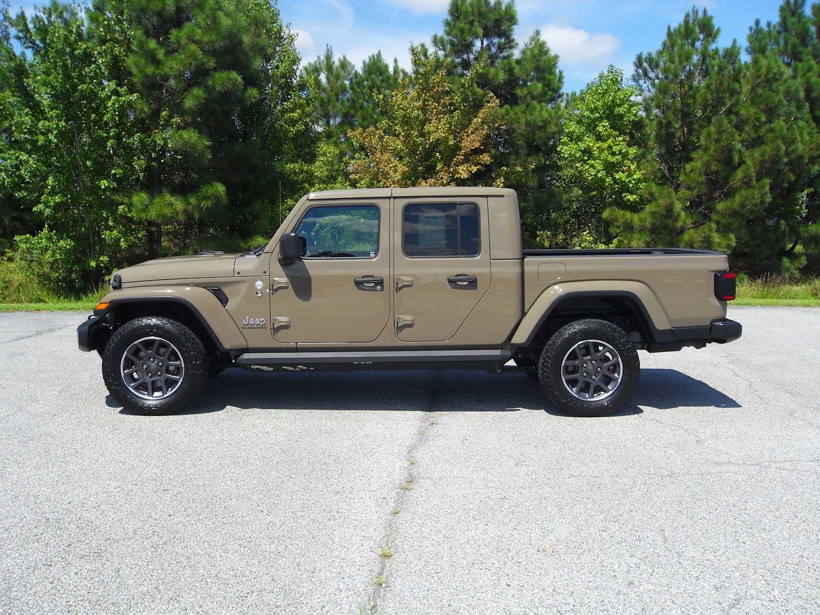 2020 Jeep Gladiator Overland — photo 1 of 69