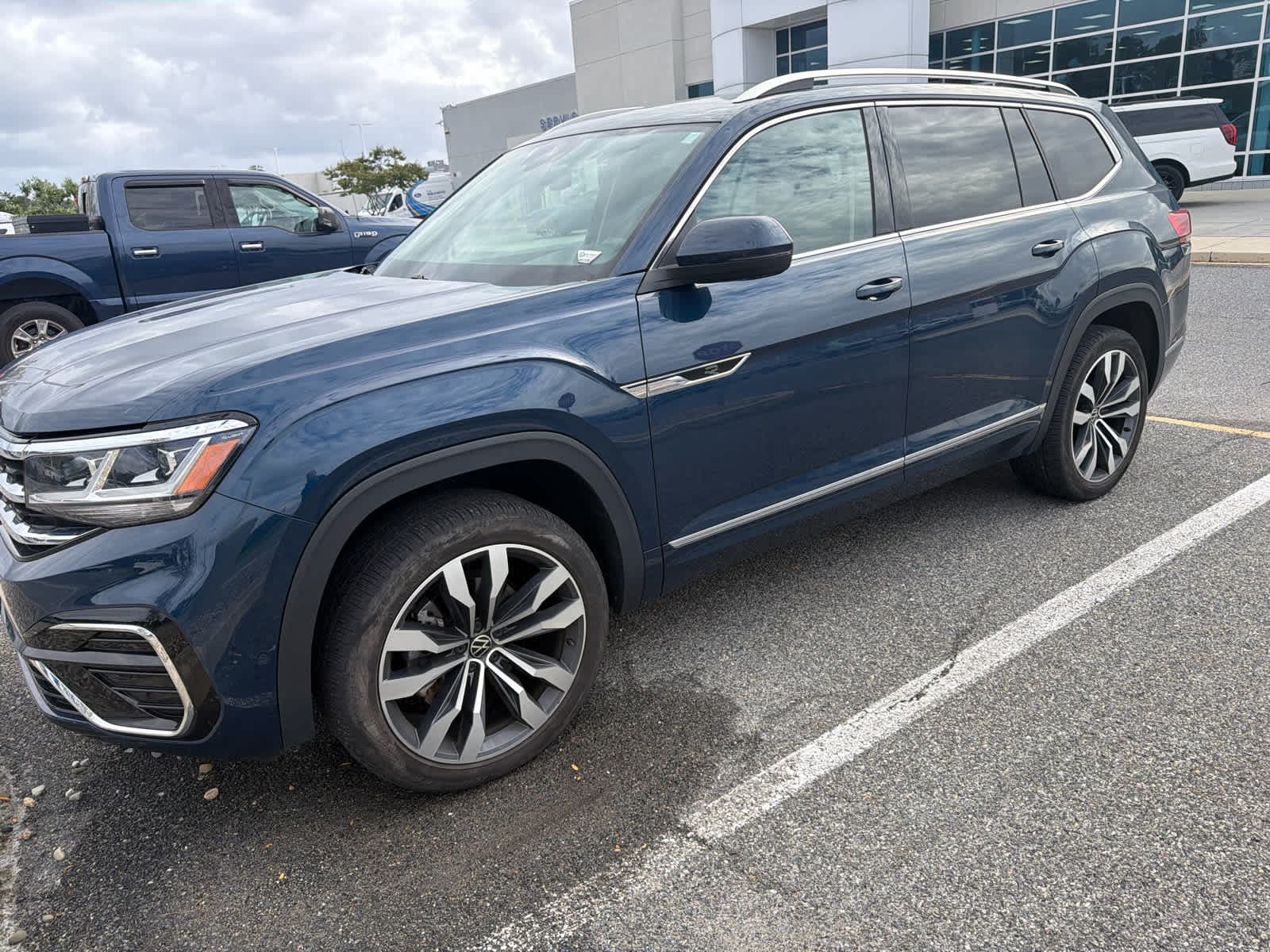 2023 Volkswagen Atlas 3.6L V6 SEL Premium R-Line — photo 1 of 2