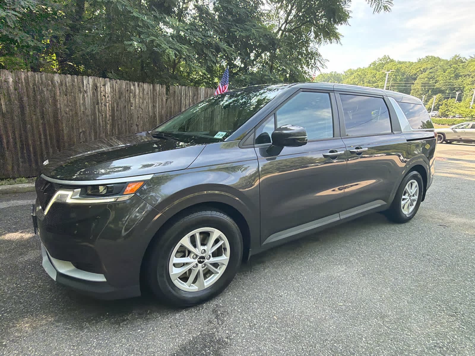 2022 Kia Carnival LX — photo 1 of 29