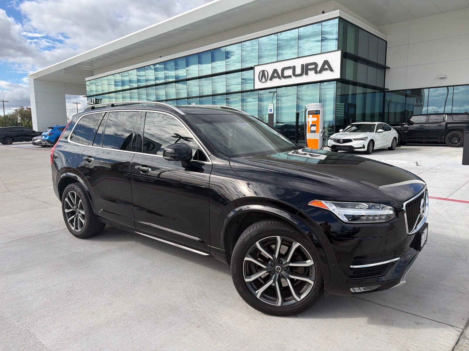2017 Volvo XC90 Momentum — photo 1 of 10