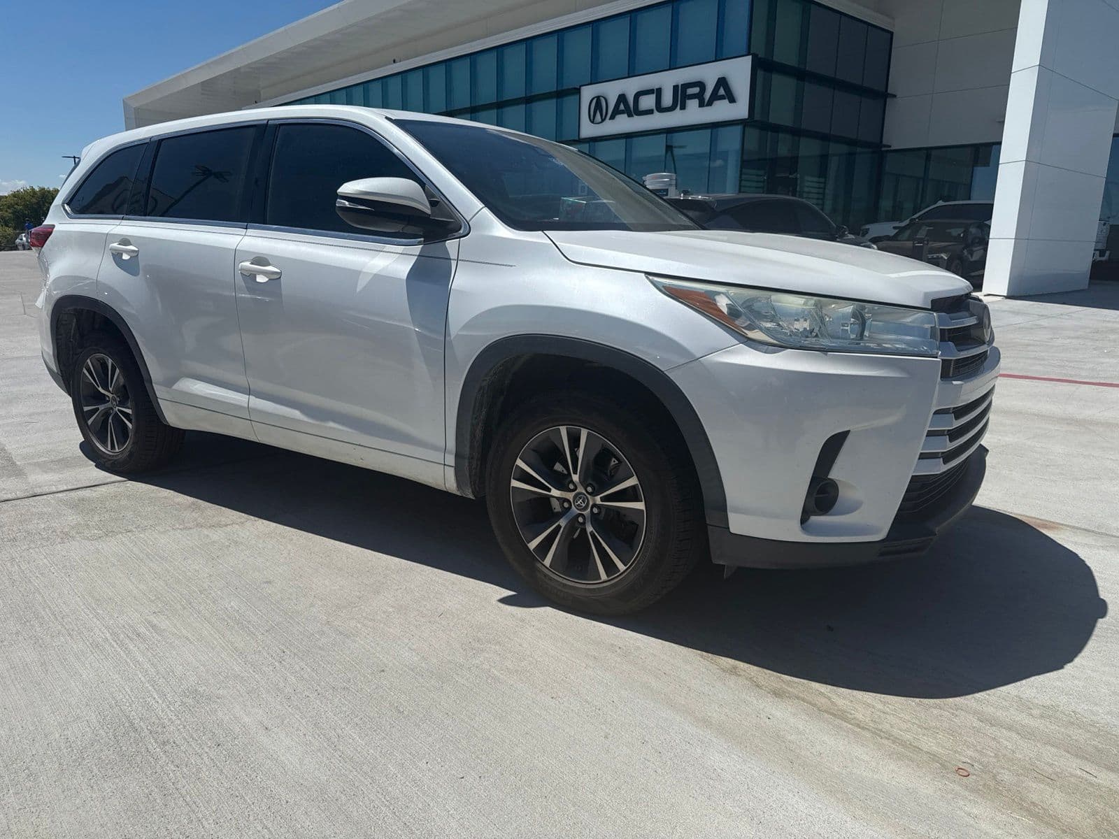 2017 Toyota Highlander LE — photo 1 of 9
