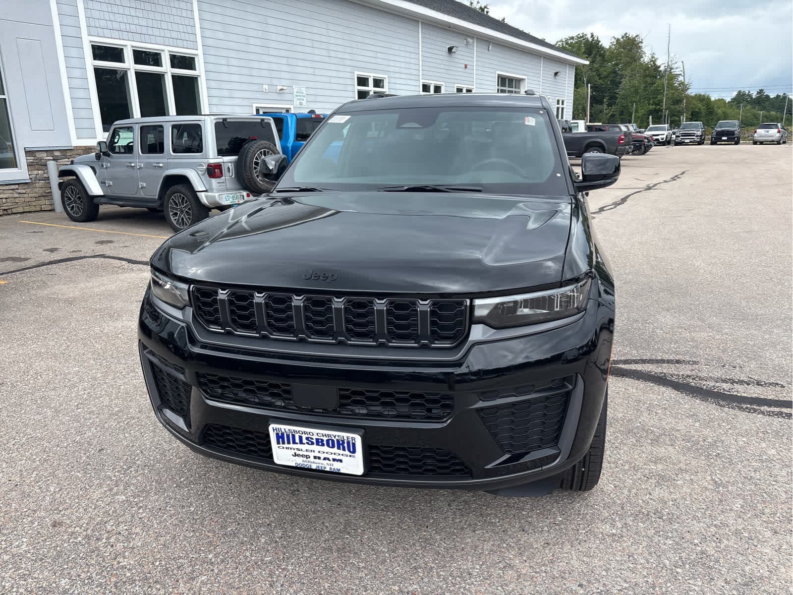 2027 Jeep Grand Cherokee L Laredo — photo 1 of 28